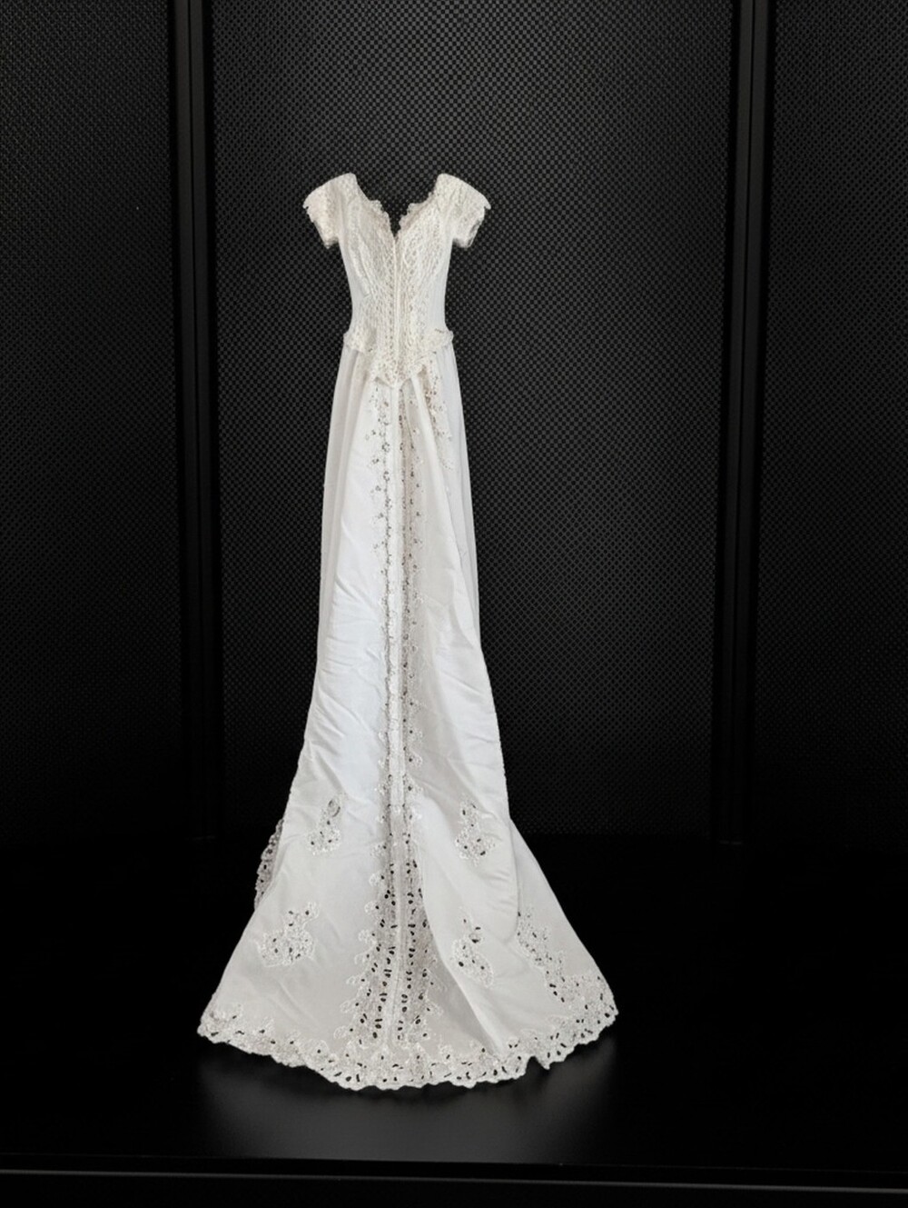 Elegant Vintage White Lace-Trim Wedding Dress